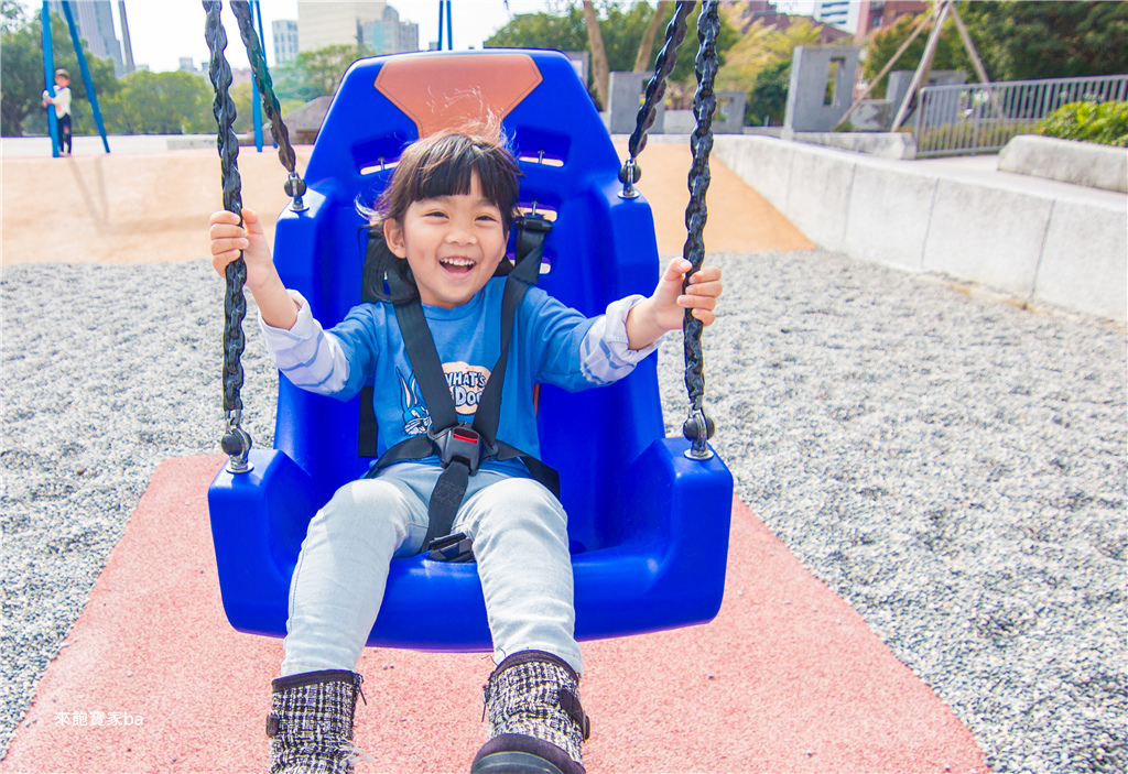 【台北特色公園】華山大草原遊戲場｜煙囪遊戲塔、極限滑索、水沙世界，搭捷運就會到的免費親子景點！ @來飽寶家ba