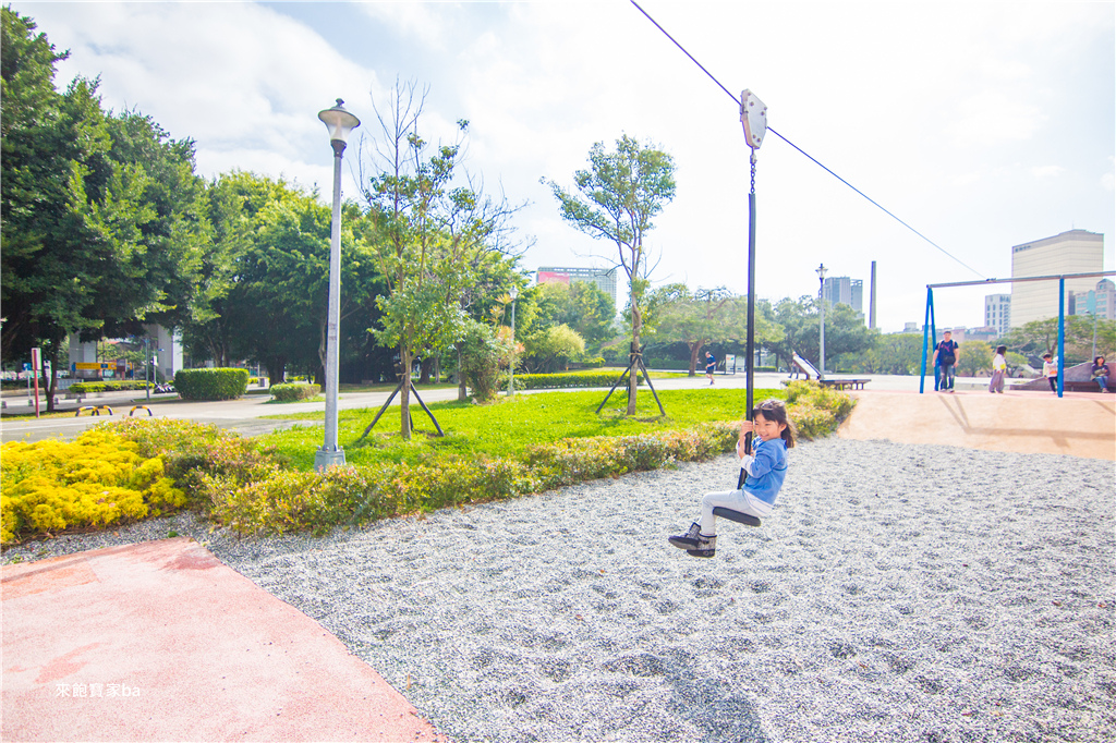 【台北特色公園】華山大草原遊戲場｜煙囪遊戲塔、極限滑索、水沙世界，搭捷運就會到的免費親子景點！ @來飽寶家ba