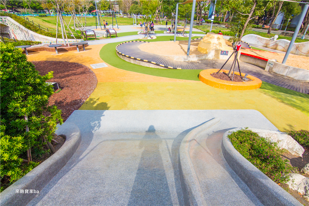 【台北特色公園】華山大草原遊戲場｜煙囪遊戲塔、極限滑索、水沙世界，搭捷運就會到的免費親子景點！ @來飽寶家ba