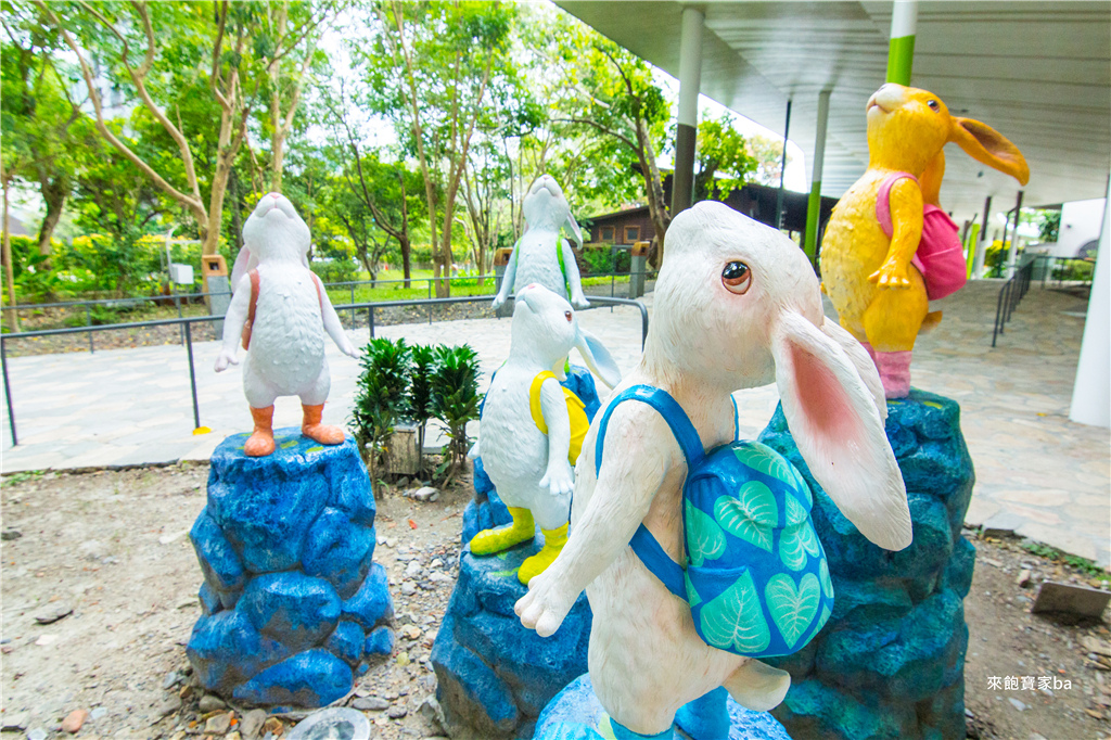 【宜蘭礁溪景點】全新幾米藝術裝置，療癒系兔兔泡湯、兔兔旅行，超萌超可愛的熱門IG景點就在礁溪轉運站、礁溪溫泉公園內！ @來飽寶家ba