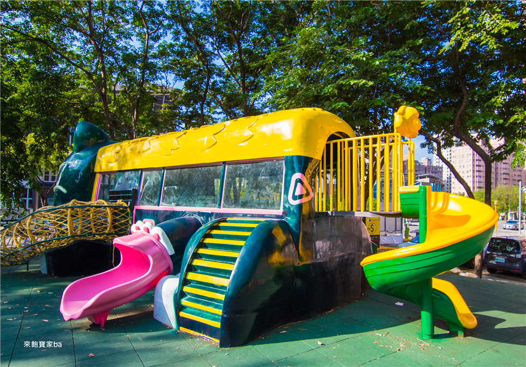 【高雄親子景點】鼎泰童話公園｜以大貓公車、巨人城堡為主題的童話兒童遊戲場 @來飽寶家ba