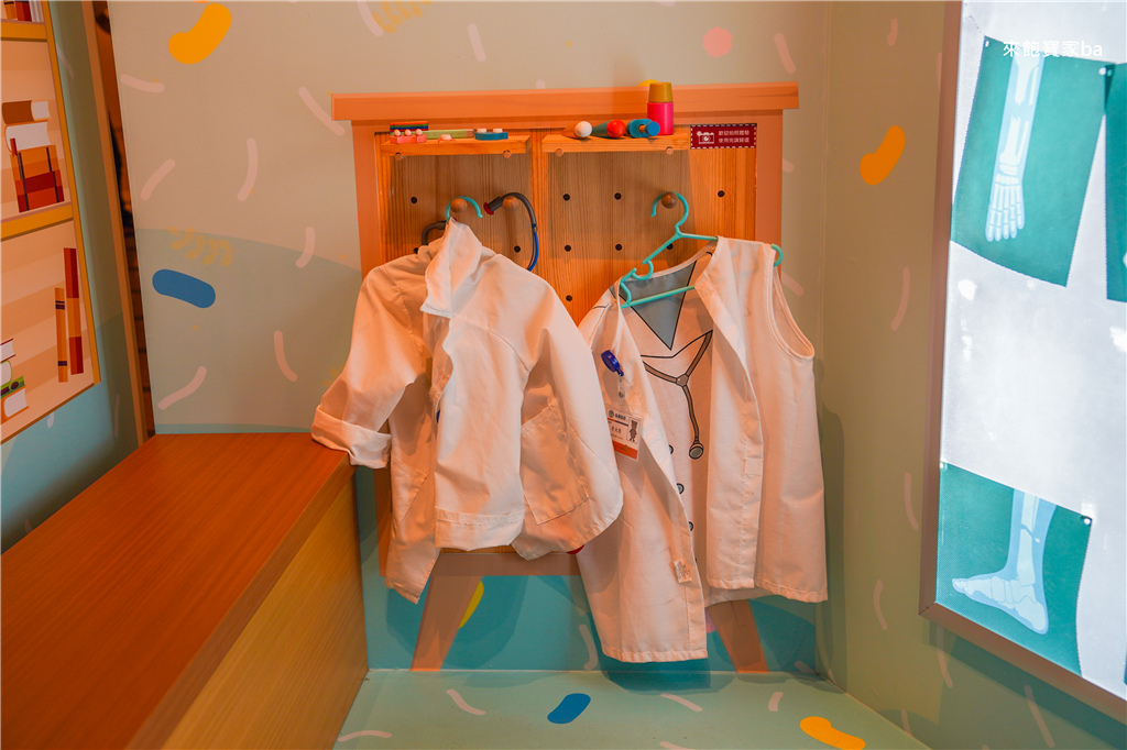 【台中親子景點】永信醫藥文物館｜免門票參觀~模擬小藥師~互動裝置、童話餐盤，還送氣球跟禮物！ @來飽寶家ba