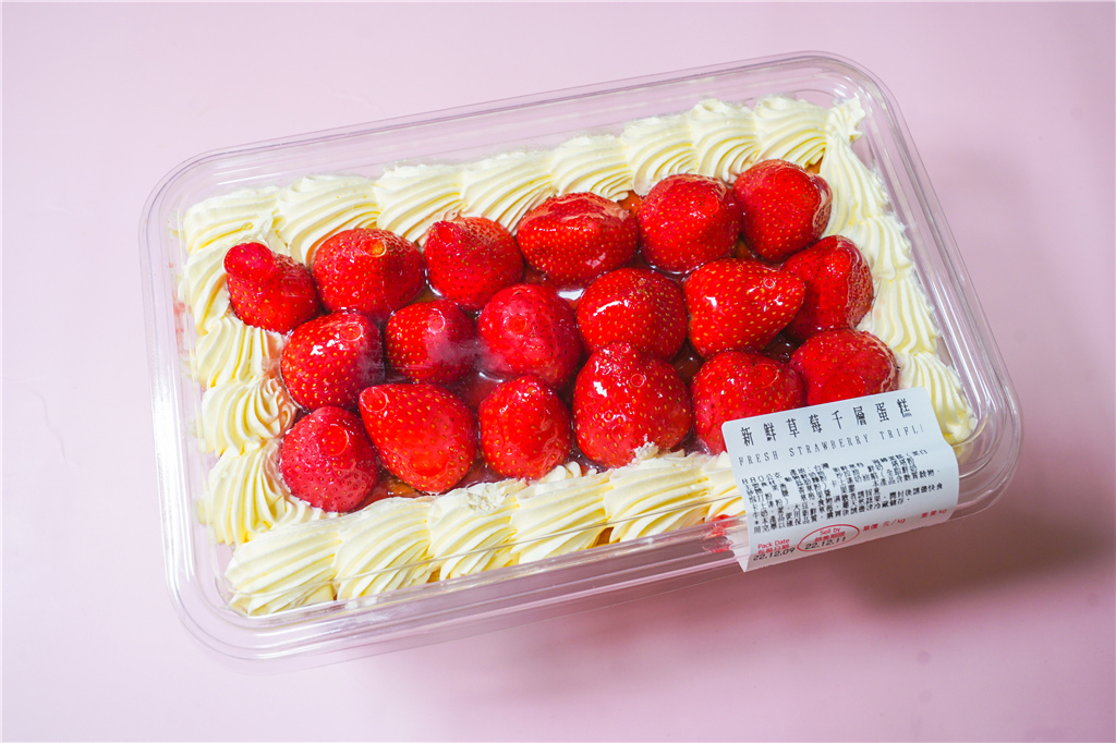 【好市多必買美食】草莓千層蛋糕｜覆蓋滿滿草莓，一盒才339元，CP值很高的草莓蛋糕！ @來飽寶家ba