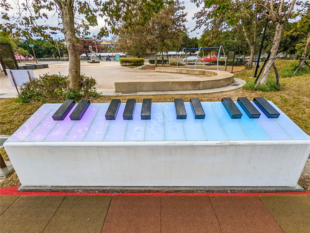【苗栗頭份】頭份音樂公園｜巨型薩克斯風、可彈奏的鋼琴，以音樂為主題打造的免費遊戲場！ @來飽寶家ba